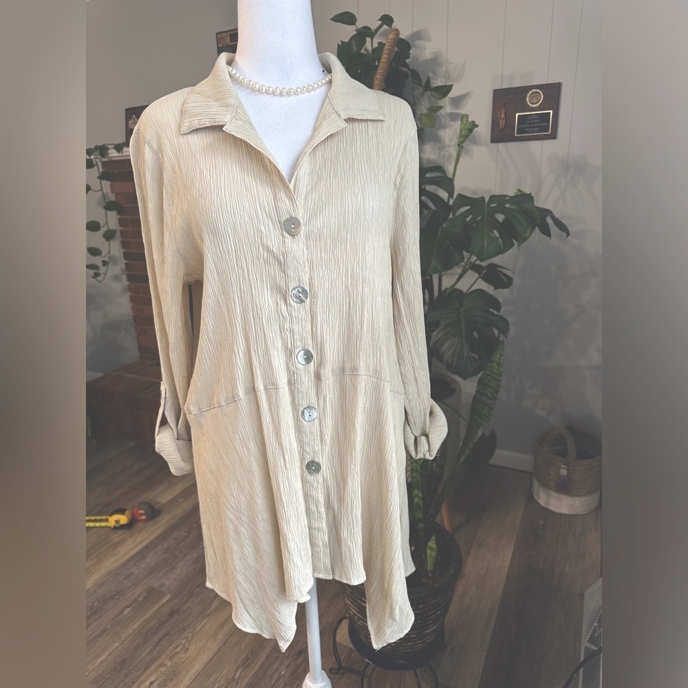 🛍️New directions long button down shirt with button front and back Size Large